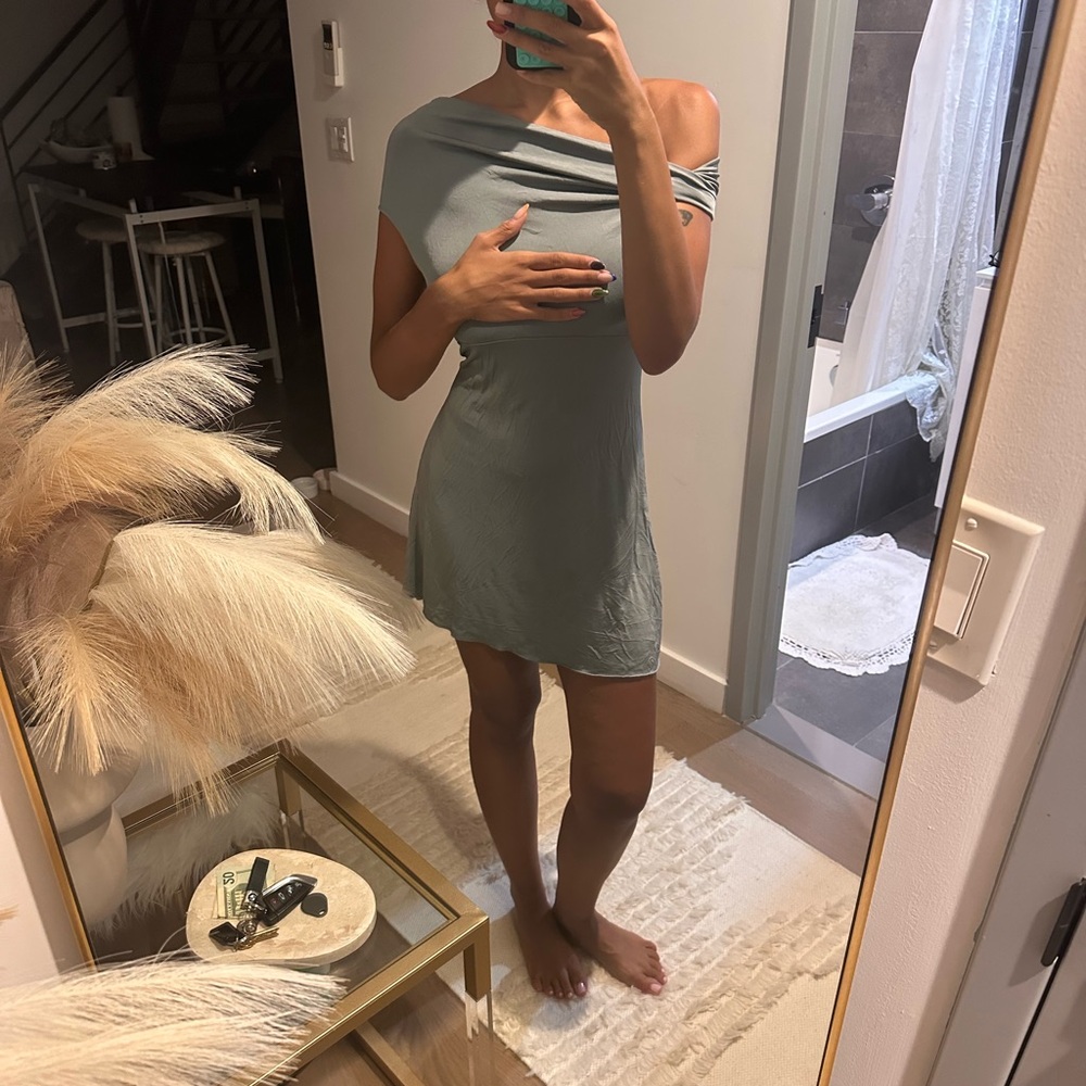 Elegant Off-Shoulder Dress in Gray
